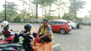 Pak Mamat saat beristirahat sambil mengawasi area parkiran Taman Abipraya