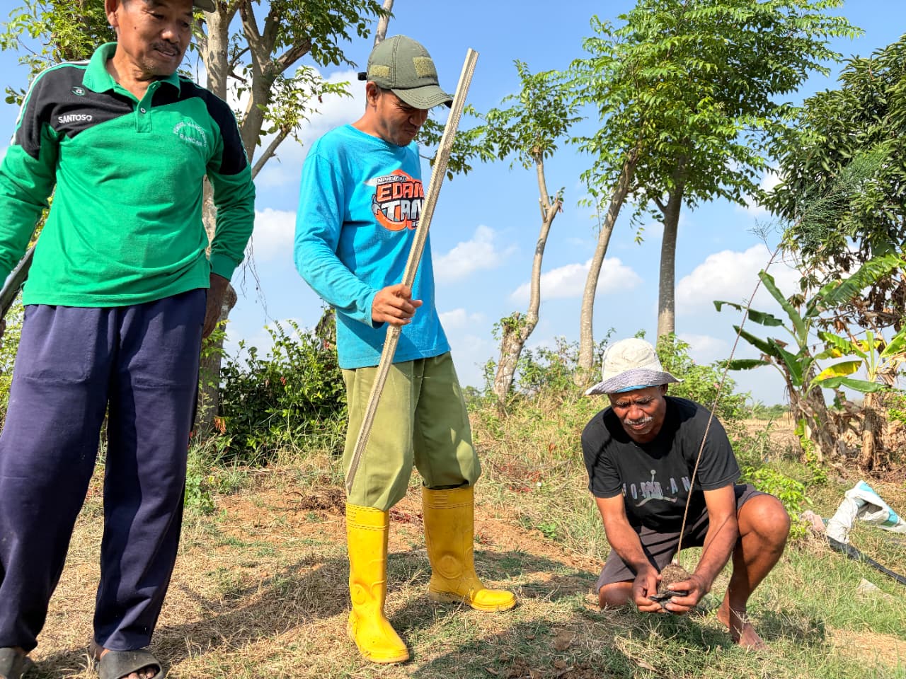 Dukung Ketahanan Pangan, Mahasiswa KKN Unirow Hijaukan Waduk Buran dan Tebar Ribuan Benih Ikan
